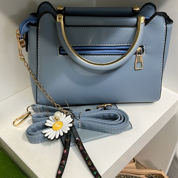 Elegant Blue Handbag with Daisy Charm and Wallet - Picture 9 of 9